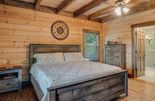 Franklin Cabin | Lone Pine Cabin, Views, Sleeps 10, Starlink, Fire Pit, and Hiking Trails