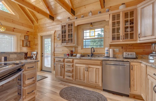 Gatlinburg - Pigeon Forge Cabin | Lone Wolf Lodge by Jackson Mountain Rentals