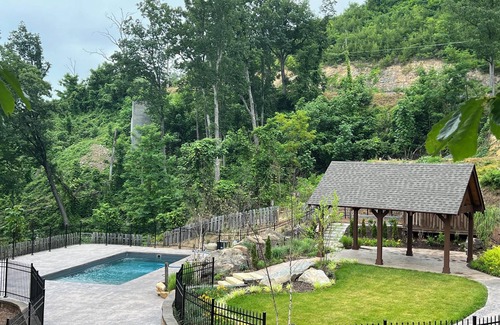 Gatlinburg - Pigeon Forge Cabin | Lone Wolf Lodge by Jackson Mountain Rentals