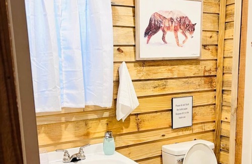 Livingston House | Lone Wolf Lodge Cabin Rental