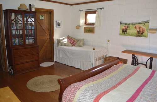 Congewai Cottage | Lonely Goat Olives, Hunter Valley. Children under 12 free. Pet friendly.