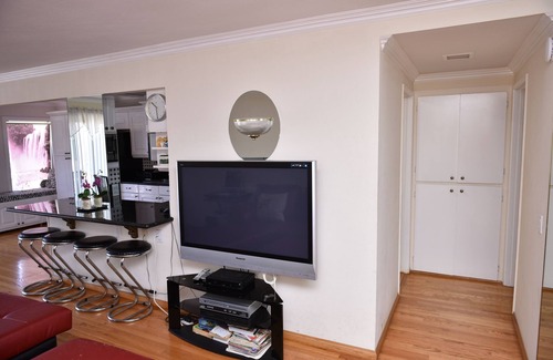 Belmont Shore Condo | Long Beach getaway overlooking the ocean!