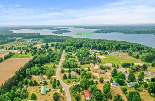 Traverse City House | LONG LAKE RETREAT- Hot tub, Pool table, Firepit