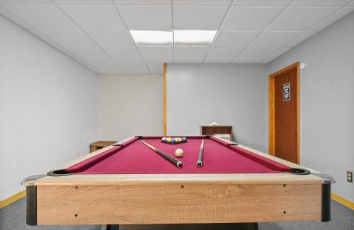 Traverse City House | LONG LAKE RETREAT- Hot tub, Pool table, Firepit
