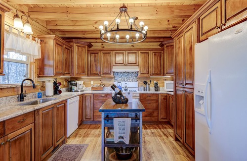 Black Mountain Cabin | LONG RANGE VIEWS/HOT TUB/FIREPLACE/GAME ROOM/CREEK/TRAILS