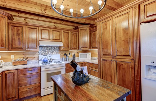 Black Mountain Cabin | LONG RANGE VIEWS/HOT TUB/FIREPLACE/GAME ROOM/CREEK/TRAILS