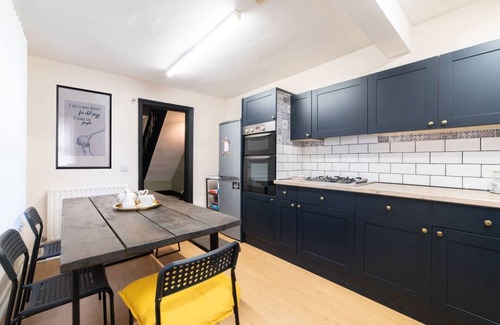 Liverpool City Centre House | Long Stay Discounts | Work-Friendly | Free Parking