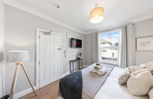 Gravesend Apartment | Long Stay Ready King Bed Kitchen WiFi Town