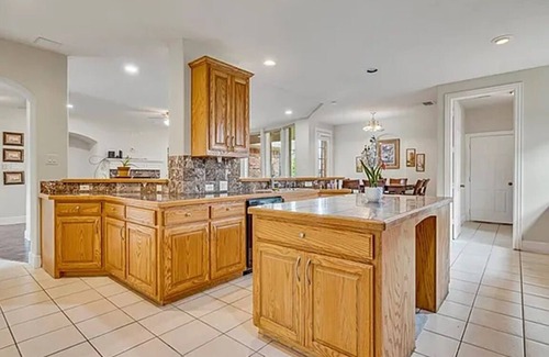 North Central Carrollton House | Long-term rental resident home with Spacious 8-bedroom with AC WiFi Laundry room