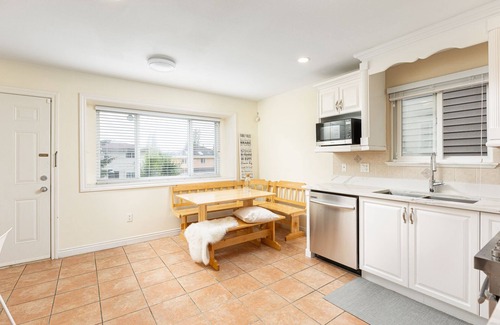 Renfrew-Collingwood House | Long term stay: close to Downtown Vancouver/Burnaby Metrotown by Joyce Skytrain