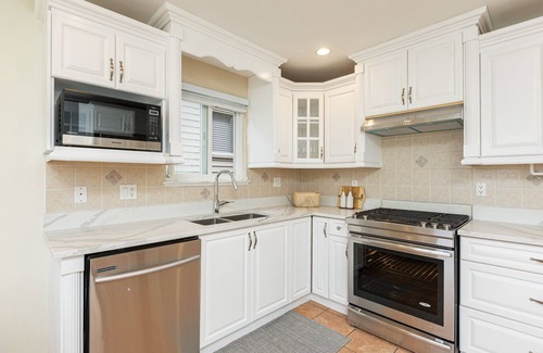 Renfrew-Collingwood House | Long term stay: close to Downtown Vancouver/Burnaby Metrotown by Joyce Skytrain