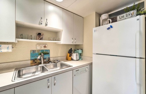 Longboat Key Condo | Longboat Key Condo w/Lanai: Walk to Beach & Shops