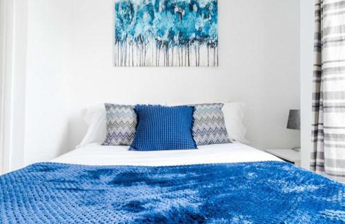 Horley Apartment | Longbridge Apartment- Cosy 1BR close to Gatwick Airport, Contractors and Corporate Travellers friendly, Parking, Free WIFI