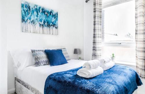 Horley Apartment | Longbridge Apartment- Cosy 1BR close to Gatwick Airport, Contractors and Corporate Travellers friendly, Parking, Free WIFI