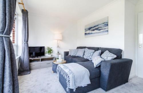 Horley Apartment | Longbridge Apartment- Cosy 1BR close to Gatwick Airport, Contractors and Corporate Travellers friendly, Parking, Free WIFI