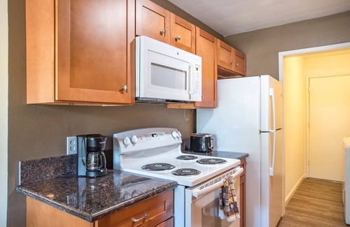 Visalia Apartment | Longer Stay for Travelers Blocks from Hospital and Downtown Security Gates