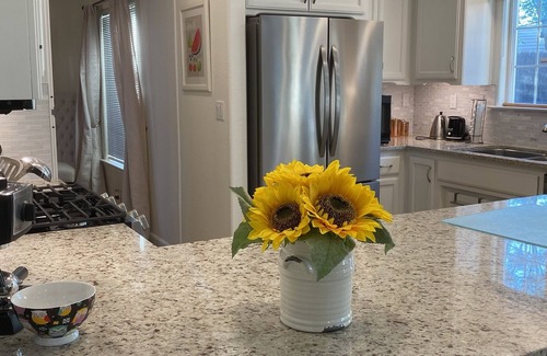 Paso Robles House | Longer stays with pup!Casual elegance & comfort close to downtown and wineries.