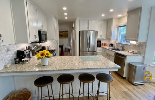 Paso Robles House | Longer stays with pup!Casual elegance & comfort close to downtown and wineries.