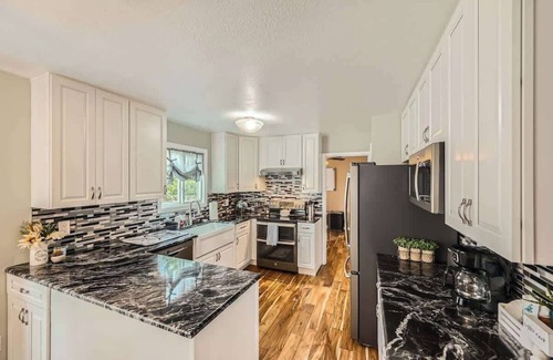 Longmont House | Longmont Gem, Pet & Family Friendly, Home Office, 30 Day