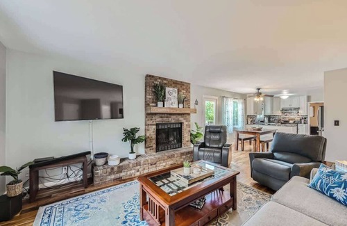Longmont House | Longmont Gem, Pet & Family Friendly, Home Office, 30 Day
