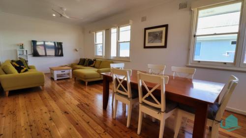 Blacksmiths House | Longshore Drift - metres to Blacksmiths Beach