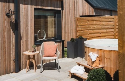 Beckhampton House | Longstones Avebury – Adam