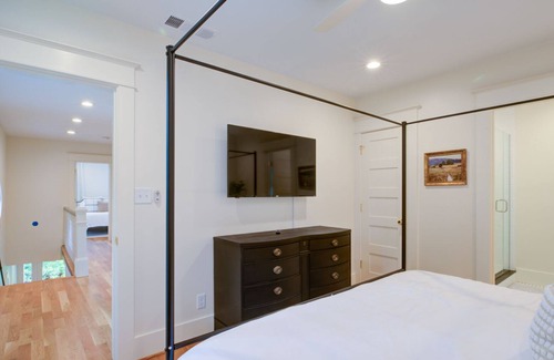 Prospect House | Longterm Stay at a Waterfront Retreat, Louisville