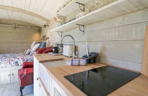 Harwich Cottage | LONGWOOD, romantic, with a garden in Great Oakley
