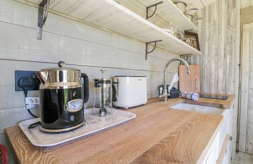 Harwich Cottage | LONGWOOD, romantic, with a garden in Great Oakley