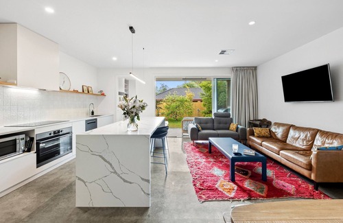 Point Lonsdale House | Lonnie - Elevate Your Escape: Luxury Living Steps from the Shore!