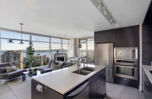 Central Lonsdale Apartment | Lonsdale Quay Flat in North Vancouver