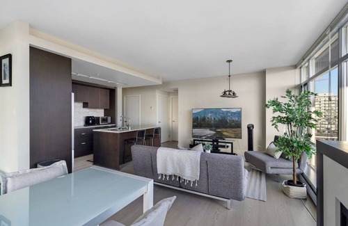 Central Lonsdale Apartment | Lonsdale Quay Flat in North Vancouver