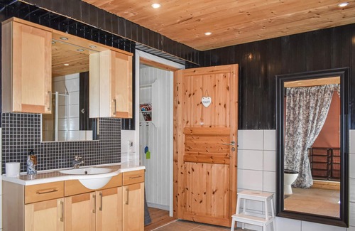 Tving House | Look forward to a wonderful holiday in this attractive holiday home near the lake.