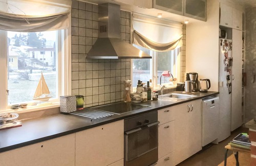 Hagernas House | Look forward to an active family vacation in this cottage in quiet Viggbyholm by lake Rönningesjön
