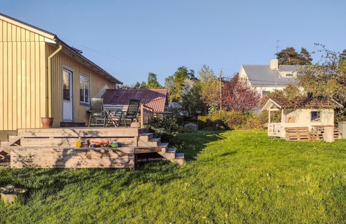 Hagernas House | Look forward to an active family vacation in this cottage in quiet Viggbyholm by lake Rönningesjön