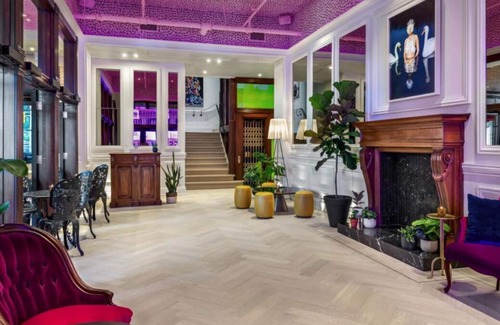 Beaconsfield Village House | Look No Further! On-Site Restaurant, Near Trinity Bellwoods Park
