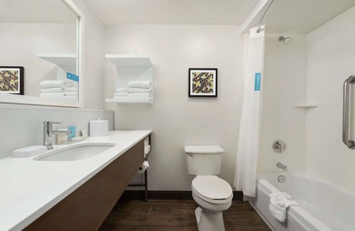 South Portland House | Look No Further! 2 Spacious Units, Complimentary Breakfast, Parking!