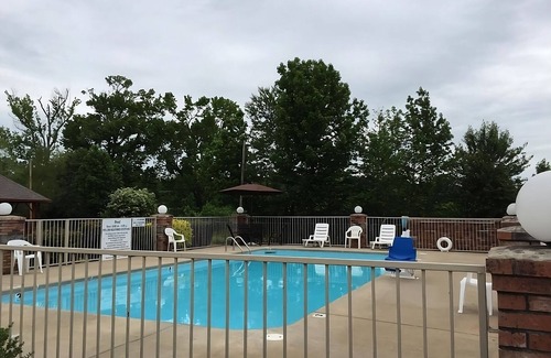 Cabot House | Look No More! Free Breakfast & Parking, Outdoor Pool, Minutes to Allman Park