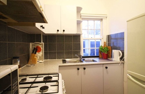 Elizabeth Bay Apartment | Looking For A Bargain? Great Value 1 Bedroom Central Potts Point Pad