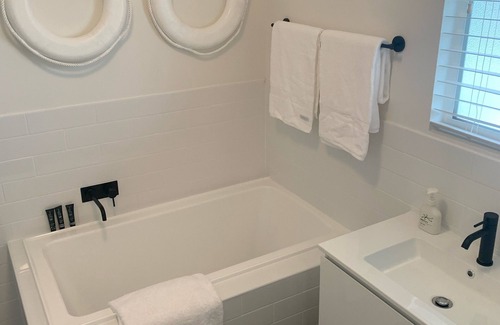 Middleton House | Looking for perfect surf get away? Great beach location!