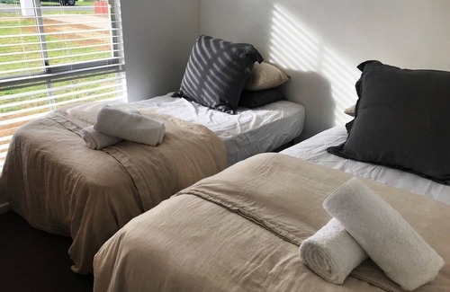 Middleton House | Looking for perfect surf get away? Great beach location!