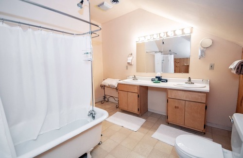 Old Northside Bed & Breakfast | Looking Glass Inn