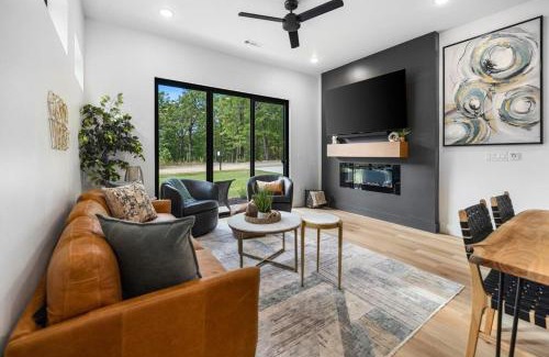 Bella Vista Ski Chalet | Lookout Chalet NEW Build huge Party Deck Hot Tub and Trail Access