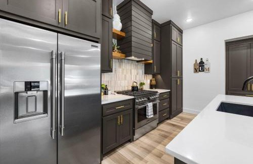 Bella Vista Ski Chalet | Lookout Chalet NEW Build huge Party Deck Hot Tub and Trail Access
