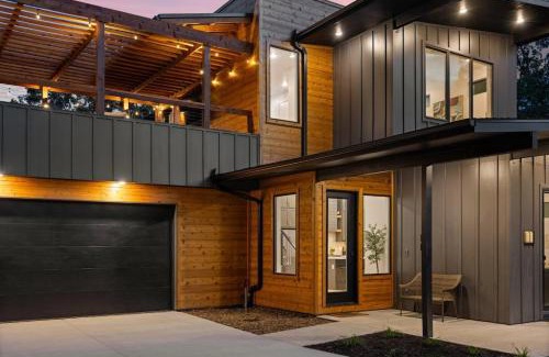 Bella Vista Ski Chalet | Lookout Chalet NEW Build huge Party Deck Hot Tub and Trail Access