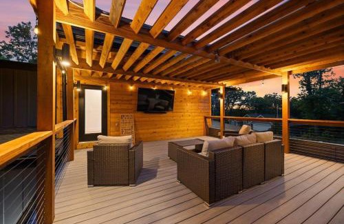 Bella Vista Ski Chalet | Lookout Chalet NEW Build huge Party Deck Hot Tub and Trail Access