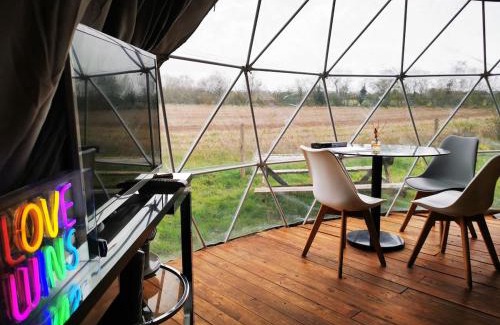 Lincoln House | Lookout Domes for Groups upto 12, Hot tub