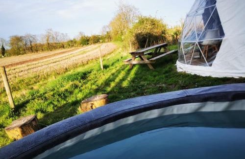 Lincoln House | Lookout Domes for Groups upto 12, Hot tub