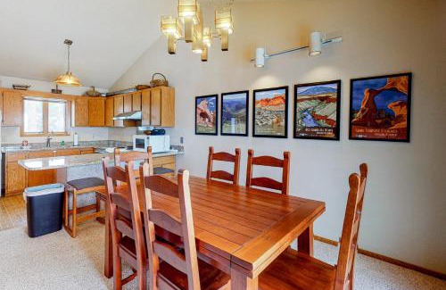 Fraser Apartment | Lookout Lounge