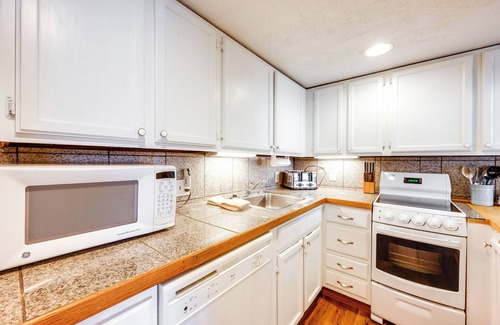 Lincoln House | Loon Mountain Townhome w/Pool + Slope Views!